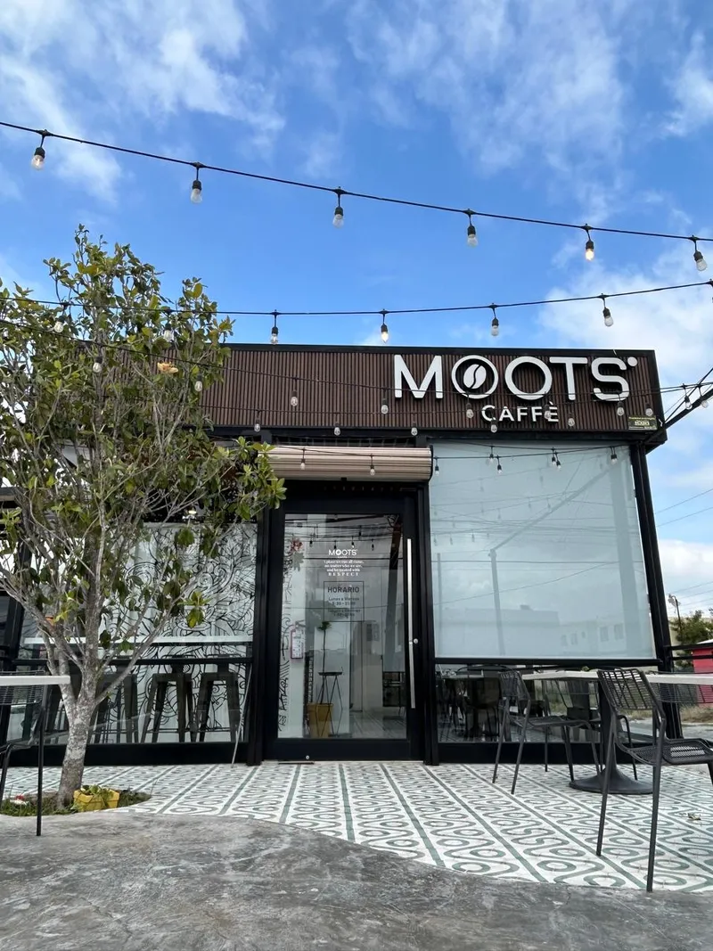 Moots Ribereña, con comedor y drive thru
