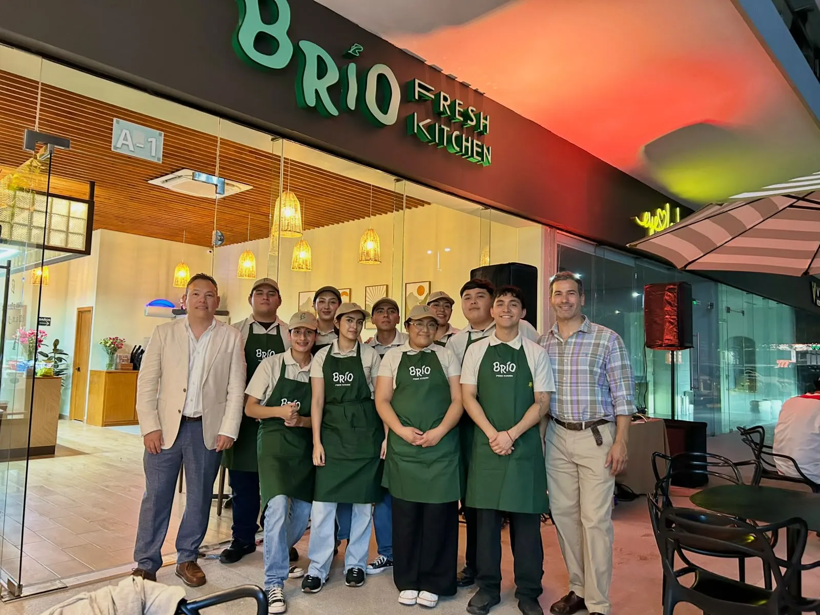 El equipo de Brío frente a la sucursal de Plaza H100 el día de la apertura